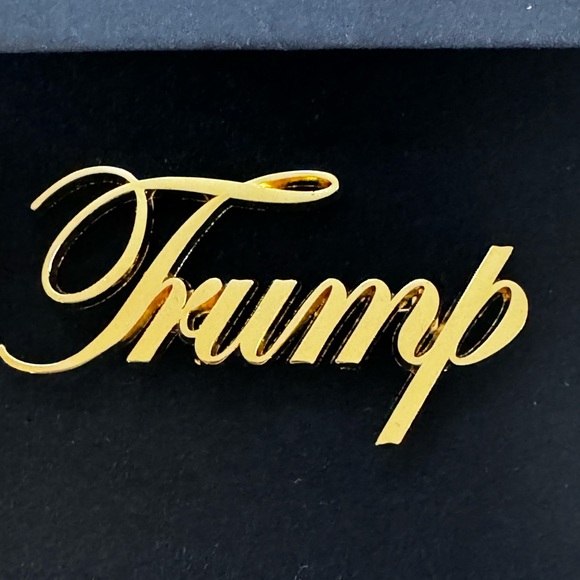Trump brooch in gift box MAGA make America Great again patriotic brooch elegant - Picture 3 of 4